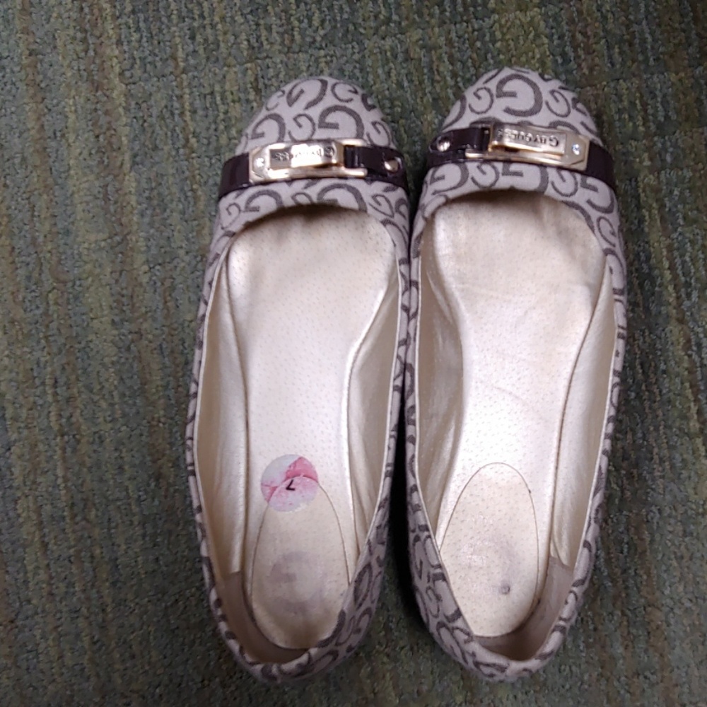 Guess flats
